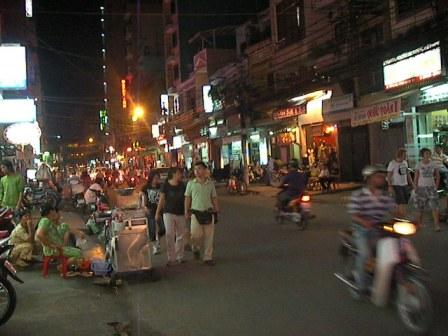 Seitenstrasse in Saigon um Mitternacht