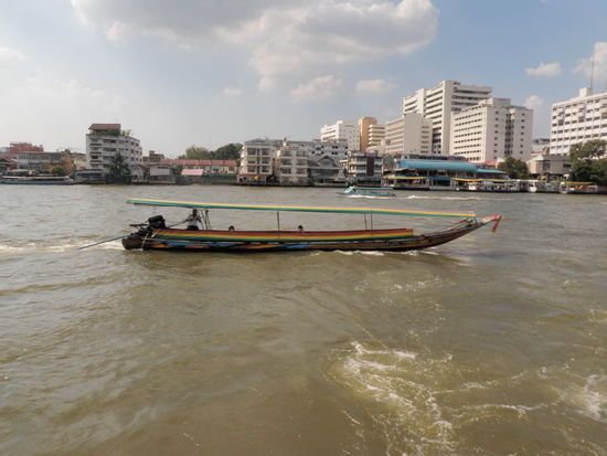 Langschwanzboot am Chao Phraya