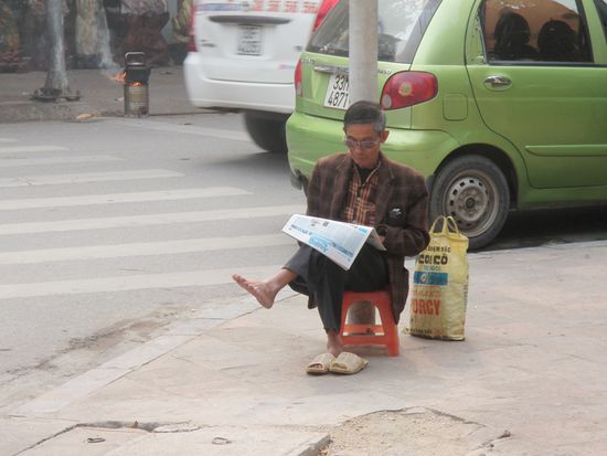 In #Ruhe# die Zeitung lesen