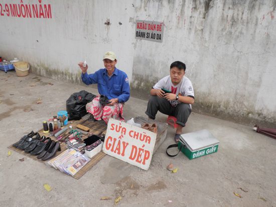Strassenschuster mit Gehilfe