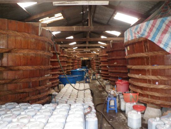 Faesser mit Fischsauce Nuoc Mam