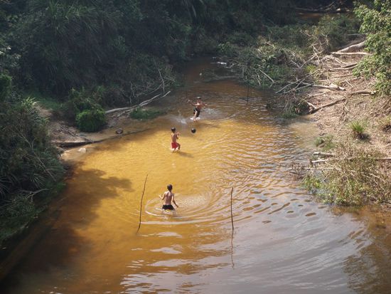 Jungs beim Wasserfussball