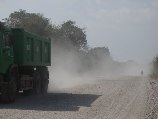 Wenn ein Lkw vorbeifaehrt ist es zum Staubschlucken und es fahren leider sehr viele.