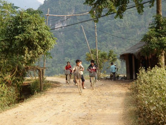 Kinder auf dem Heimweg von der Schule