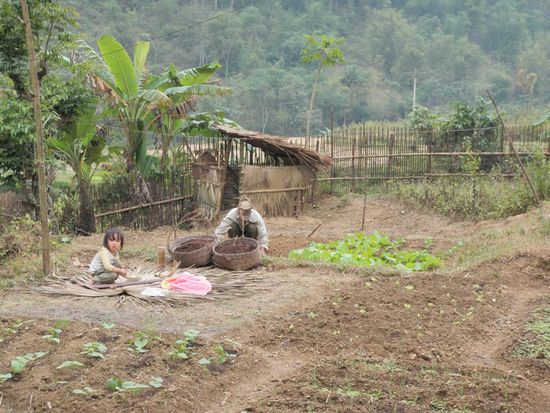 Mutter und Tochter bei der Gartenarbeit