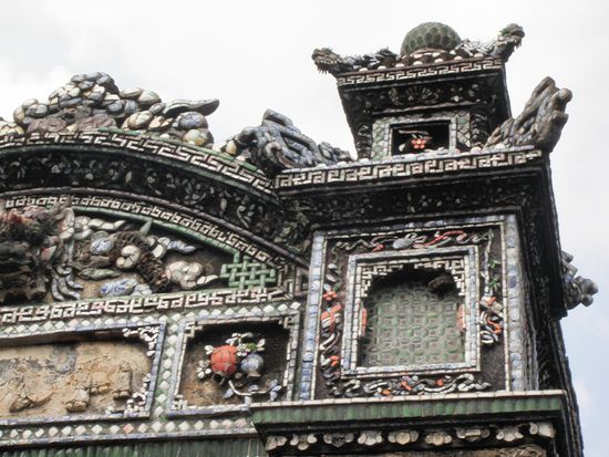 Mosaiksteine  und glasierte Ziegel aufwendig verarbeitet