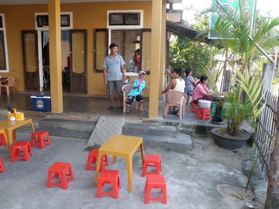 Kurze Rast, aber auf diesen Hockern bekomme ich immer Fuss und Rueckenschmerzen.