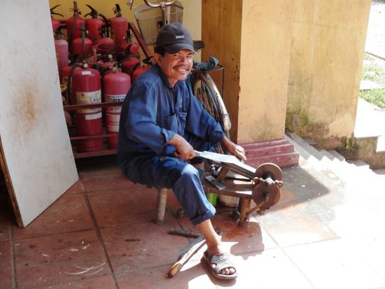 Messerschleifer bei der Arbeit
