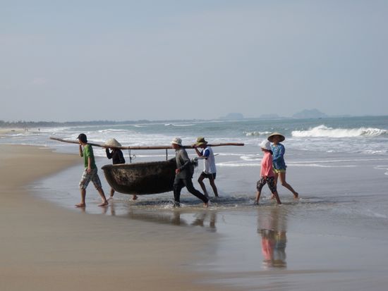 Fischerboote werden weggetragen
