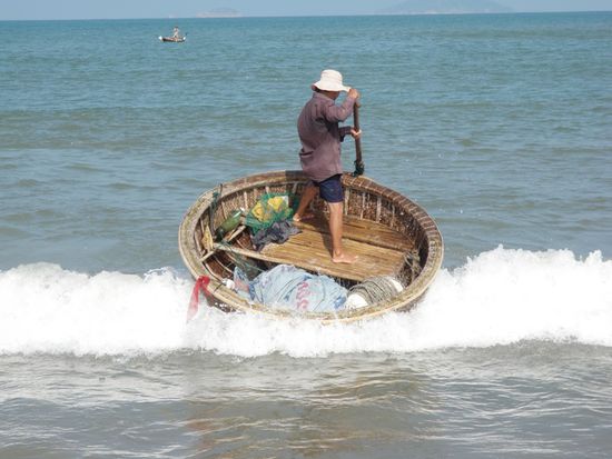 Fischer bei der Ankunft am Strand, war gar nicht so einfach bei dem Wellengang.