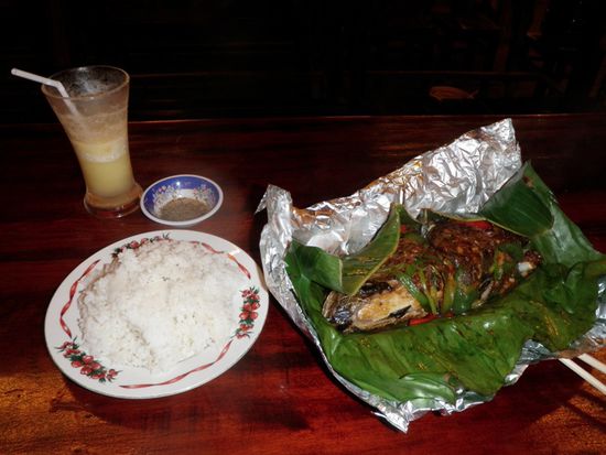 In Bananenblaettern gegrillter Fisch mit Gewuerzen und Krautern.
Ein Traum !!!