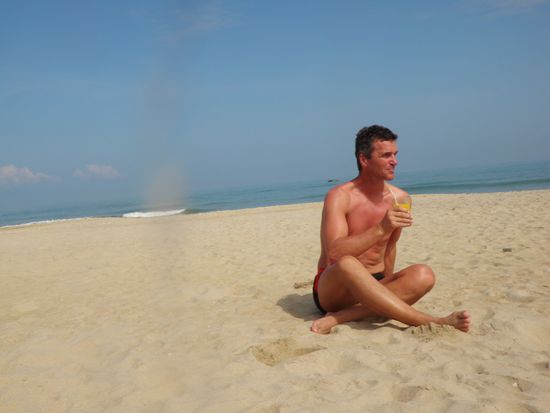 Ich mit Mangojuice am Strand von Hoi An. 