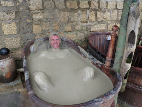 Ein Schlammbad in der Therme