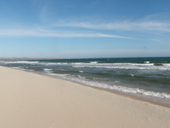 Strand in Mui Ne mit Kite-Surfern im Hintergrund