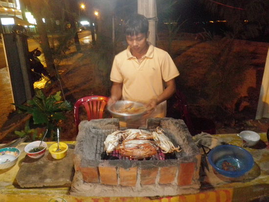 Excellenter Fisch gegrillt auf einem Surfboard mit aufgesetztem Grillofen