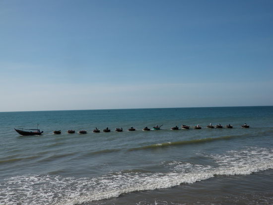 Fischer fahren im Schleppverband zur Arbeit