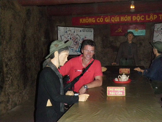 Bei der Lagebesprechung im Tunnel