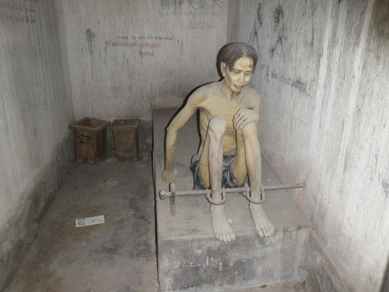 Die gefuerchteten Tigerkaefige, zu sehen im Kriegsmuseum von Saigon. Oben war ein Stahlgitter und die Gefangenen waren unter staendiger Beobachtung