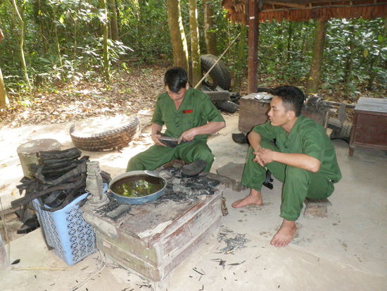 Aus alten Autoreifen werden Sandalen hergestellt
