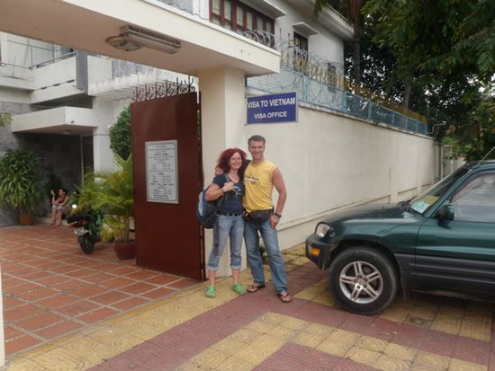 Bei der Vietnamesischen Botschaft in Phnom Penh
