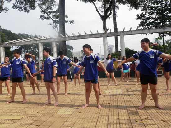 Schulkinder beim Aufwärmen für den Schwimmunterricht