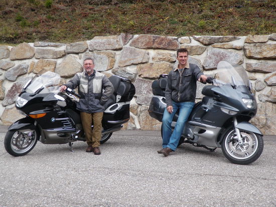 Es wäre ja schön mit den eigenen Motorrädern zu fahren aber der Transport ist uns zu umständlich und außerdem zu teuer.