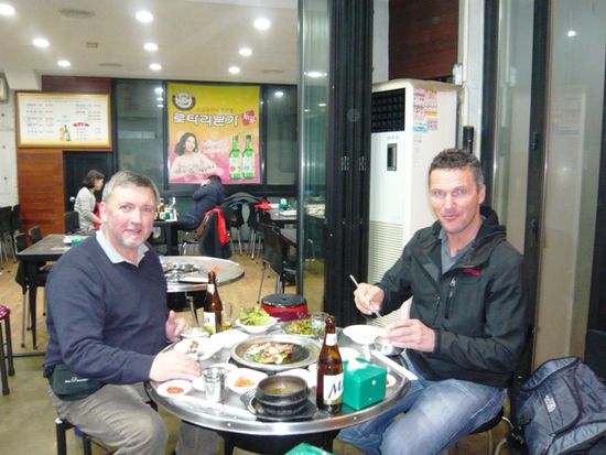 Abendessen in einem >Koreanischen Lokal mit Tischgrill in Seoul