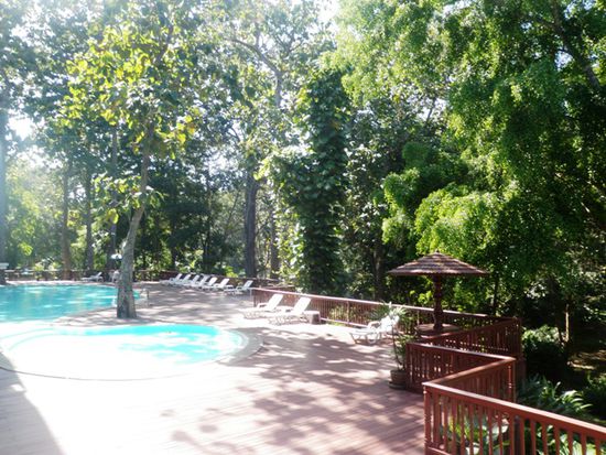 Natürlich mit Pool und Sauna