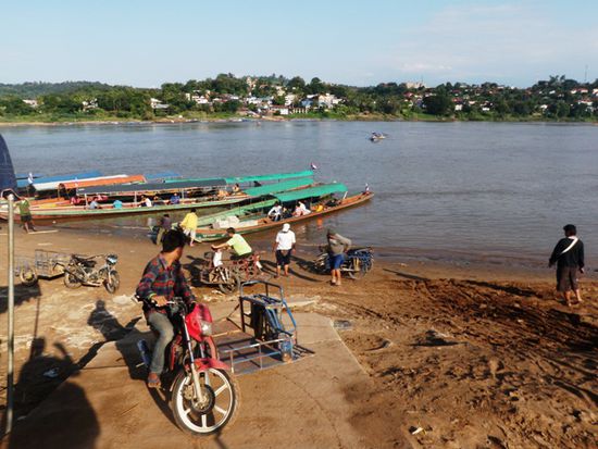 Herüben Thailand über dem Mekong liegt Laos
