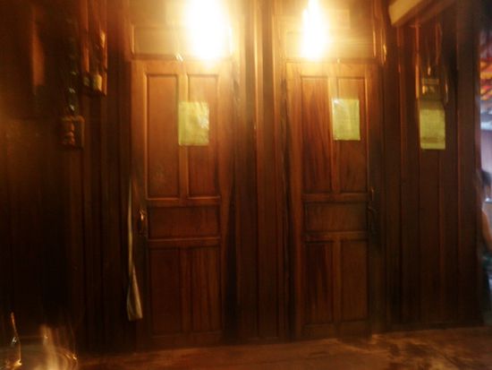 Zum Abschluß noch in die Sauna, links die Dame, rechts der Herr und bitte vorher anklopfen...