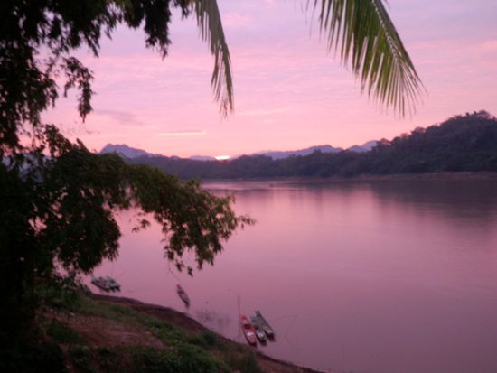 Sonnenuntergangsstimmung am Mekong, in unserem Hotel in Luang Prabang