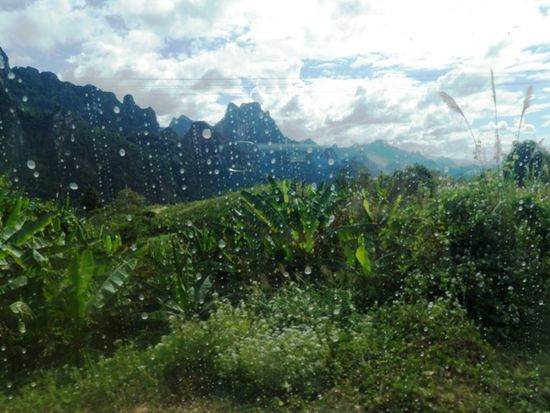 Traumhafte Bergwelt, die Berge sind alle komplett bewachsen und grün.
Leider alles durch die schmutzige Busscheibe fotografiert.