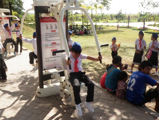 Schulkinder beim Sport im Park