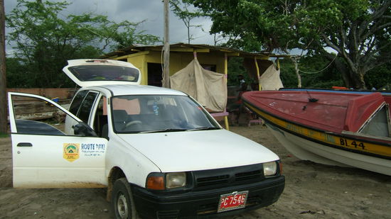 Blacjs Route Taxi vor der Strandbar