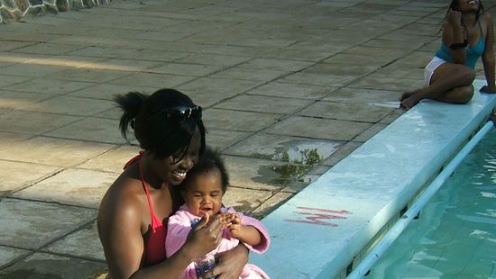 Abkühlung im Pool des Sunset Hotels ...