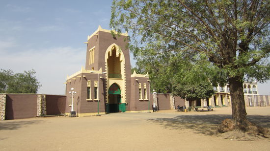Haupteingang des Emir Palastes. Die Abwesenheit der Flagge verrät, dass er nicht im Haus ist