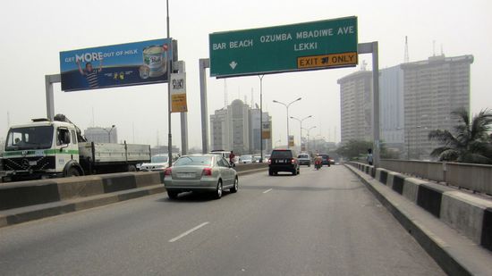Auf der Falomo Bridge Richtung VI zum Bar Beach