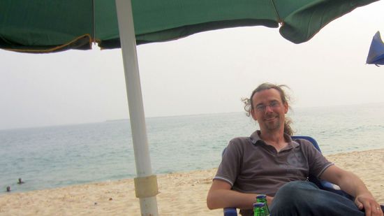 Der erste Strand seit Reiseantritt. Es sind 35° C doch der Harmattan trübt massiv die Sicht ein