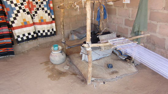 Kountas Weberei. Im Hintergrund: Die fertigen Produkte