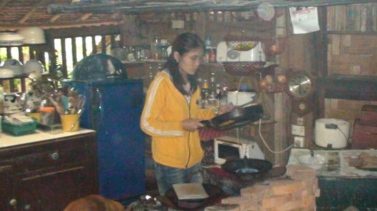 und Ying, die junge Hilfe in der Kueche