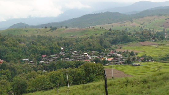 In Mae Chaem dringend: "Bensin yuu thiinai?" (wo gibts Benzin?) Es gab's zum Glueck.