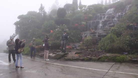 Die Thais lieben es, sich selbst zu fotorgrafieren, offensichtlich auch bei Nebel