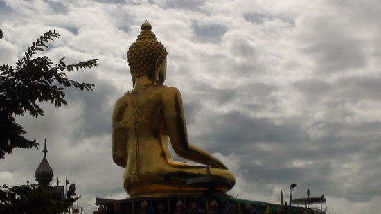 schoener Buddha beim Golden Triangle, hoffentlich haelt das Wetter!!!