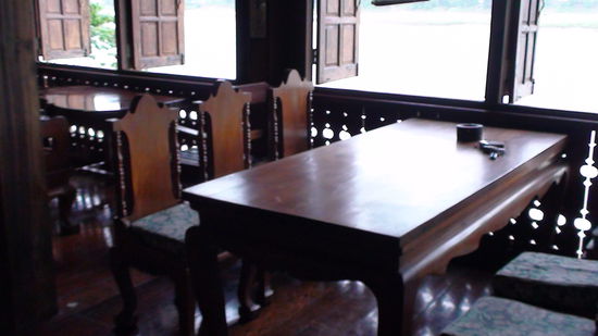 alles in Teak im Ruanthai Sopaphan Resort