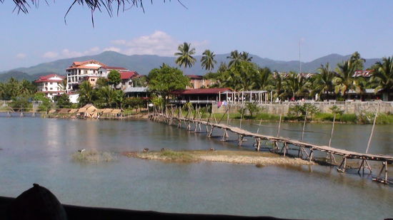 Die Einheimischen fahren mit ihren Rollern drueber.