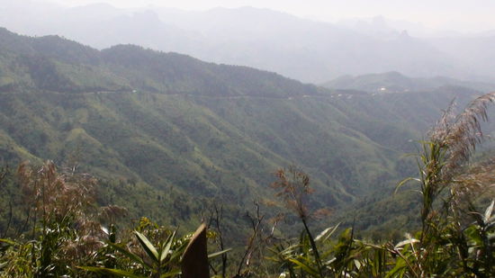 Im oberen Teil des Bergrueckens sieht man die Strasse, die ich hochgefahren bin.