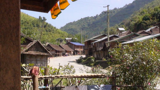 ein kleines Dorf, wo ich einen Lao-Kaffee getrunken habe.