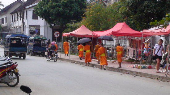 Ueberall Moenche und Moenchlein in Luang Prabang