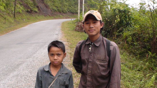 zwei Buben, die mein Motorrad bewundern