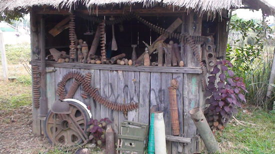 altes Kriegsmaterial im Garten des Hotels